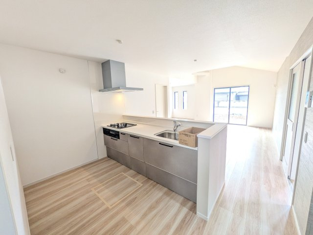 つくば市高野3期　新築戸建　の居間・リビング|居心地の良いデザインと機能性を両立。ご友人を招いたり、趣味を楽しんだり、様々なシーンで活躍する団らんの中心地です。