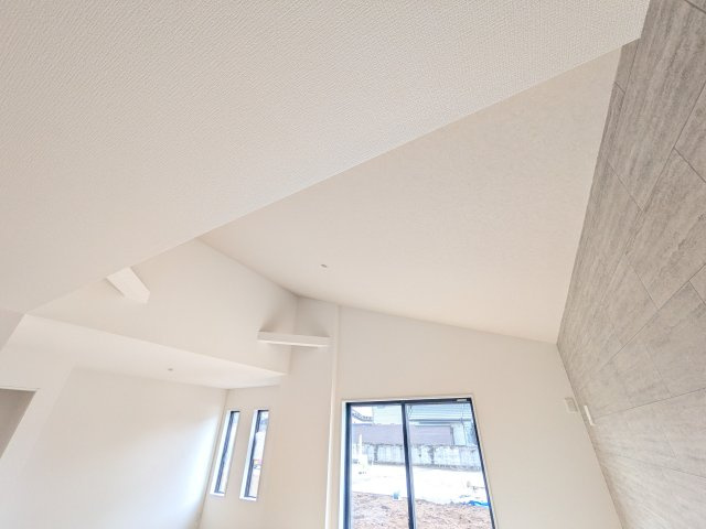 つくば市高野3期　新築戸建　の内装|窓付きで明るい階段は、手すり付きでお子様からご年配の方まで安心して上り下りができます♪