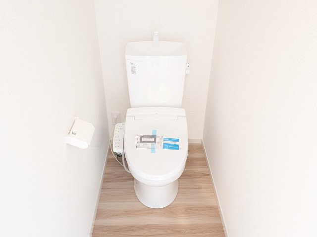 つくば市高野3期　新築戸建　のトイレ|高い節水性能で、水道代を大幅にカット。環境とお財布に優しく、家計をしっかりサポートします。
もちろん温水洗浄便座付きです♪