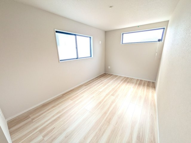 つくば市高野3期　新築戸建　の洋室|リビングと繋がる多目的スペース。引き戸を開ければ広々LDK、閉じれば客間や書斎、お子様の遊び場に早変わりします。日当たりも良好です♪