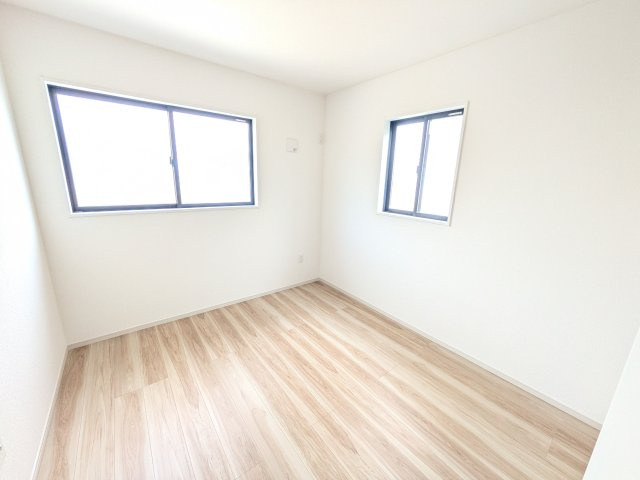 つくば市高野3期　新築戸建　の洋室|バルコニーに面した２面採光で明るく開放的な洋室です。
デザイン性の高いアクセントクロスで、落ち着いた雰囲気を演出。収納力たっぷりのWIC完備で、室内をすっきりと保てます♪