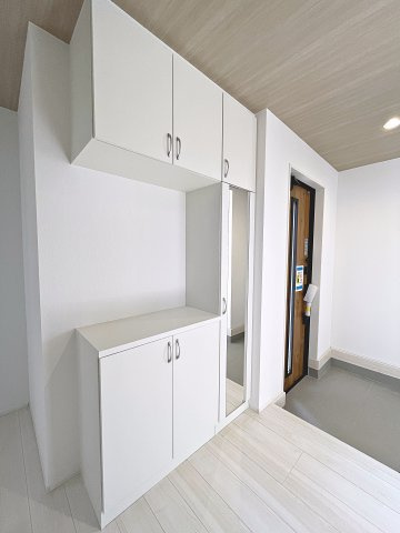 新築戸建・新築建売　郡山市安積町長久保三丁目　安積第三小・安積第二中の玄関|大容量のシューズボックスがあり収納豊富な玄関スペース。玄関ドアから日差しが入り明るいです！