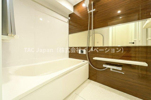 第二お花茶屋ダイヤモンドマンションの浴室|家族みんなの疲れをやさしく包み込む、広々とした癒しのバスルーム。ゆったりとくつろげる空間で、日々のストレスもすっと解きほぐされる、心身ともにリラックスできるひとときをお届けします。