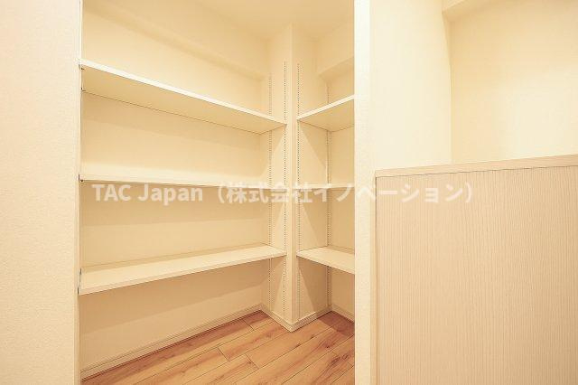 第二お花茶屋ダイヤモンドマンションの収納|暮らしにぴったり合うサイズと配置で設計されたパントリースペースは、住まいの使いやすさを徹底的に追求。毎日の片付けがスムーズになり、ストレスを大幅に軽減してくれます。快適な暮らしを支える頼もしい存在です