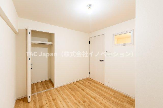 第二お花茶屋ダイヤモンドマンションの洋室|クローゼットを備えた機能的な洋室。収納力に優れ、すっきりと整った空間を保ちやすく、住まい全体の心地よさを高めてくれます。