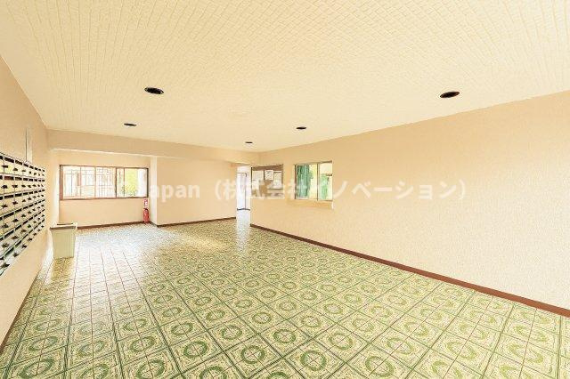 第二お花茶屋ダイヤモンドマンションのロビー|広々とした明るいロビーは、陽光が差し込む心地よい空間を演出し、訪れる人の心をやさしく和ませます。待ち合わせやくつろぎの時間にもふさわしい、上質で優雅なエントランスです。