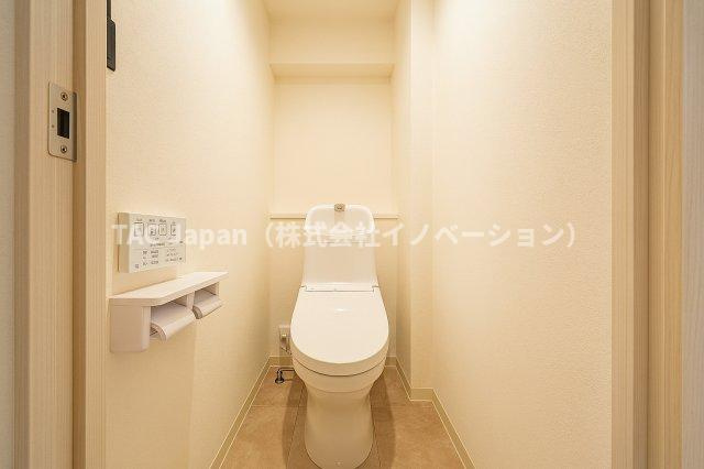 第二お花茶屋ダイヤモンドマンションのトイレ|最新設備を備えたトイレは、快適性とスタイリッシュさを兼ね備えた空間。清潔感のある美しい内装とすっきりとしたデザインが、暮らしに心地よさをプラス。清潔・快適・美しさが調和した、上質なトイレ空間です。