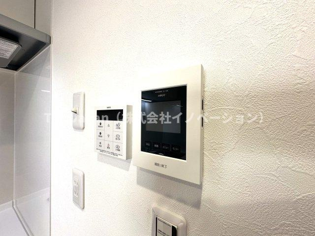 第二お花茶屋ダイヤモンドマンションの防犯設備|リビングから来訪者の姿をしっかり確認できるモニター付きインターホンは、防犯性はもちろん、急な来客にも安心して対応できる心強い設備。ご家族の安全と安心な暮らしをそっと支えてくれます。