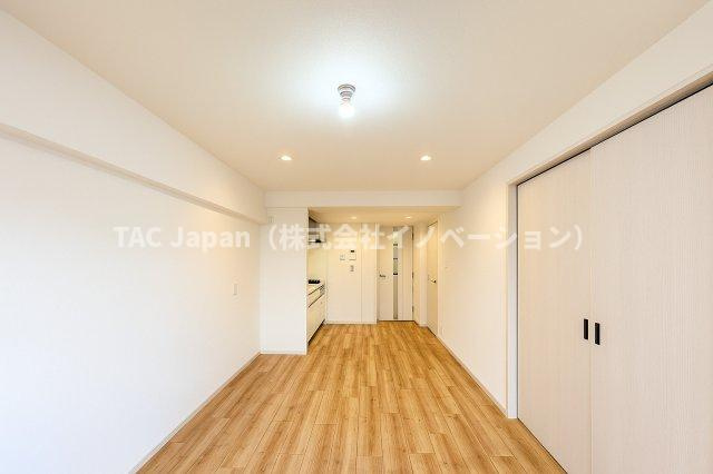 第二お花茶屋ダイヤモンドマンションの居間・リビング|窓から差し込む柔らかな陽光が空間を優しく満たし、リビングダイニングに自然な広がりを生み出します。ここで過ごす時間が、何気ない日常を“ちょっと特別”に変えてくれる──そんな温もりあふれる住まいの中心です