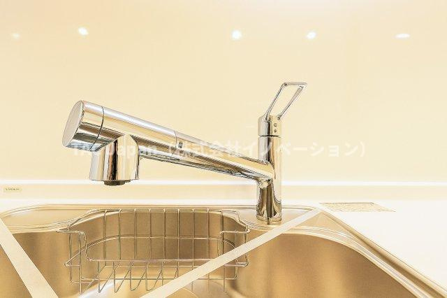 第二お花茶屋ダイヤモンドマンションのキッチン|キッチンにうれしい浄水機能付き水栓。ハンドシャワーで使い勝手も抜群、毎日の家事がちょっと楽しくなります。