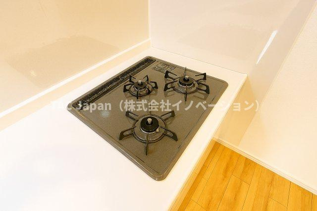 第二お花茶屋ダイヤモンドマンションのキッチン|3口ガスコンロで、同時調理もスムーズに進み、時間を有効に使えるのがうれしいポイント。炒め物、煮込み、汁物など、複数の料理を一度に作れるので、忙しい朝や夕食の準備も効率よく進みます。