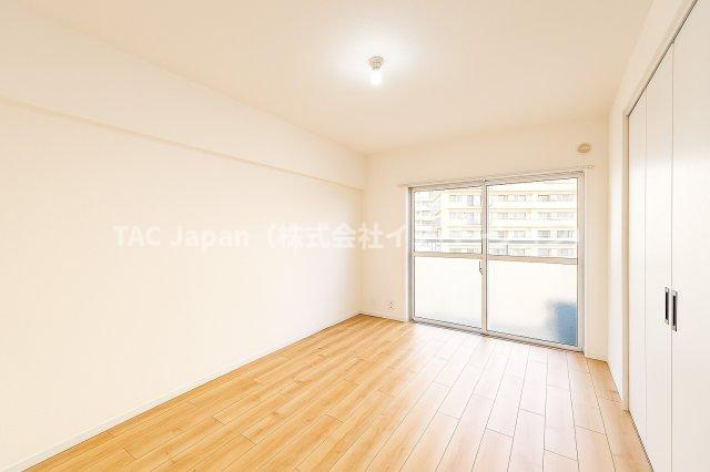 第二お花茶屋ダイヤモンドマンションの洋室|明るさと落ち着きを兼ね備えた洋室。大きな窓から差し込む自然光が、心をやさしく満たしてくれる穏やかなプライベート空間です。