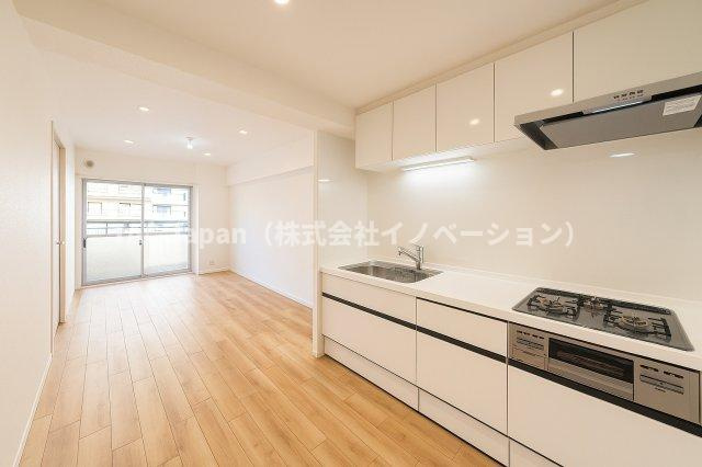 第二お花茶屋ダイヤモンドマンションのキッチン|透明感あふれる明るさと洗練されたフォルムが調和するキッチンは、道具を手に取るたびに気持ちが整い、日常に心地よいリズムとささやかな高揚感をもたらします。—そんな特別な時間が、ここには流れています。