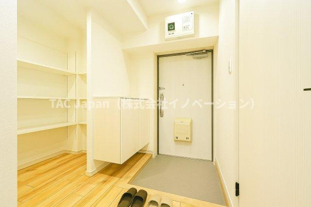 第二お花茶屋ダイヤモンドマンションの玄関|落ち着いたデザインと広々とした空間が調和する玄関は、住まう人を温かく迎え入れます。毎日の出発と帰宅を心地よく包み込み、日常に上質なひとときをもたらしてくれる場所です。