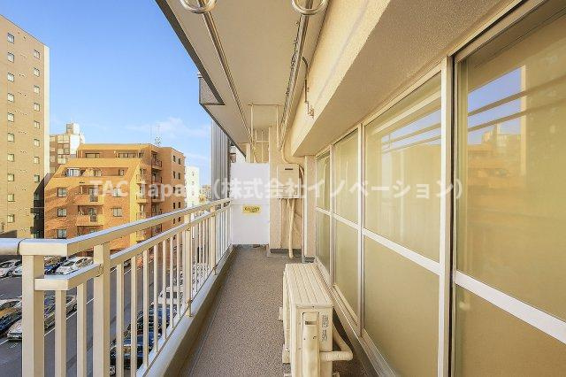 第二お花茶屋ダイヤモンドマンションのバルコニー|そよぐ風と広がる空が心地よく包み込み、日々の疲れをやさしく癒すバルコニー。朝の爽やかな光を浴び、夕暮れの穏やかな色合いに心がほどける、くつろぎのひとときをお届けします。