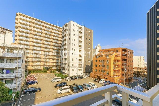 第二お花茶屋ダイヤモンドマンションの展望|空と街の景色が広がる窓辺は、暮らしの舞台を美しく彩ります。窓を開けるたびに心がほどけ、穏やかな風と光に包まれる、ゆったりとした時間が流れています。日々の喧騒から離れ、自然と調和する心地よい住まいです。