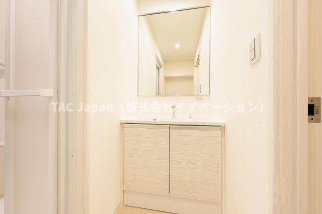 第二お花茶屋ダイヤモンドマンションの独立洗面台|明るい洗面スペースは、使いやすさを徹底的に追求した設計です。忙しい朝も快適に自然と笑顔がこぼれる心地よいひとときを叶えます。毎日の身支度がスムーズに整う、家族みんなに優しい空間です。