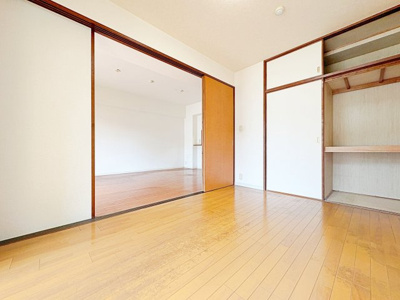 【洋室】 | パークスクエア長津田フェスタコリーナ　長津田駅徒歩5分/眺望良好/広々3LDK/大型バルコニー | ◆室内はいつも明るい印象なので気持ちの良い朝を迎えられます。各部屋にはクローゼットを完備しており、収納が多いお家はすっきりして快適空間です。
