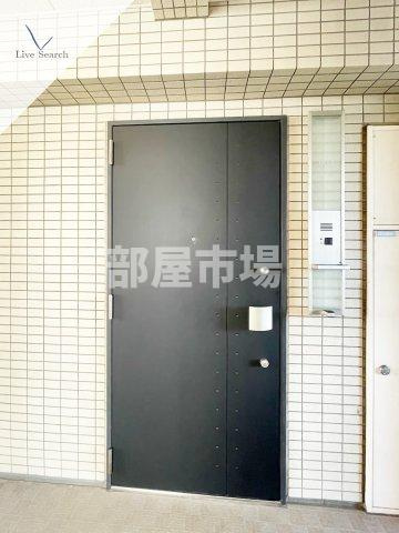 グラントレゾール駒形の玄関