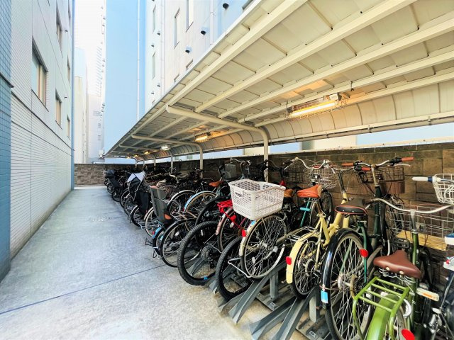 駐輪場。敷地入口にドアがあり、入居者しか入れないスペースです。屋外ですが屋根もあり、外部の方にいたずらされる心配もございません。