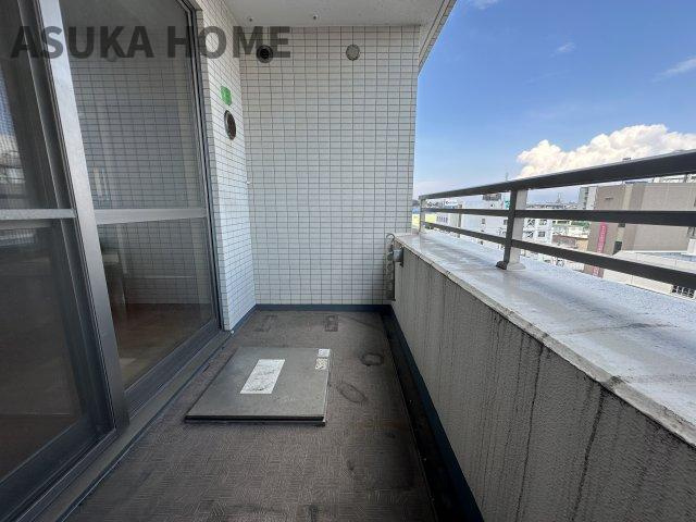 リブゼ横浜アクアガーデンのバルコニー|南東向きで陽当りの良いバルコニーは、風通りも良く洗濯物の渇きも早く家事の時短にもなりますよ。