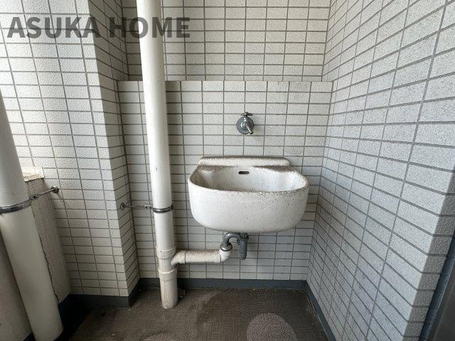 リブゼ横浜アクアガーデンのその他|スロップシンク付きのバルコニーです。靴や雑巾なども洗えるので便利ですね。