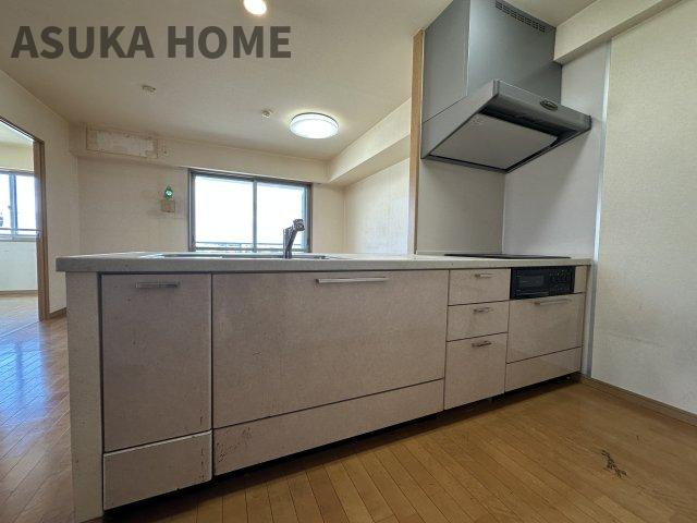 リブゼ横浜アクアガーデンのキッチン|LDKが見渡せるカウンターキッチン、お料理をしながら家族との団欒の時間も過ごせるキッチンです。