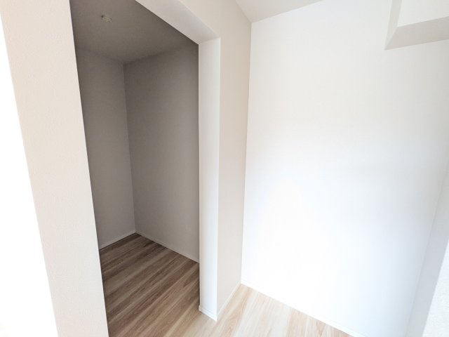 取手市戸頭　17期　新築戸建て　1号棟の収納|大容量のウォークインクローゼット。衣類はもちろん、スーツケースや季節の家電もまとめて収納でき、居室空間をすっきりと保ちます。
