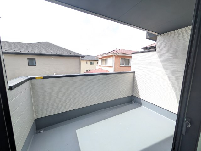 取手市戸頭　17期　新築戸建て　1号棟のバルコニー|洗濯物も布団もまとめて干せるワイド設計。
広々としたワイドバルコニーで、家事の効率が上がり、日々の暮らしが快適になります。