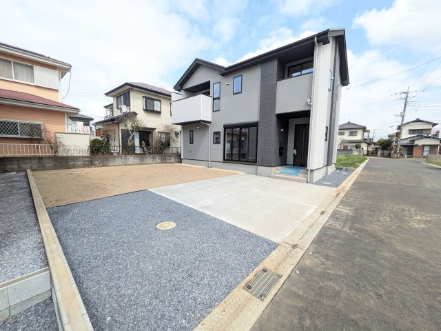 取手市戸頭　17期　新築戸建て　1号棟の外観|現地完成済で建物や駐車場、お庭も全てご覧いただけます。
陽当たりや敷地の広さをご確認できます！
本日のご見学も可能です♪
お気軽にお電話またはお問い合わせください。