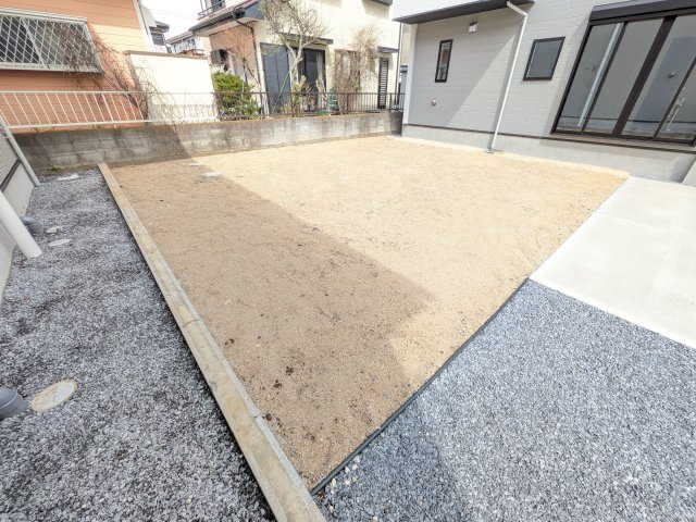 取手市戸頭　17期　新築戸建て　1号棟の庭|リビングに明るい光を届ける広々とした南庭。
お子様の遊び場やペットのスペースとしても最適です。
室内外で心地よい暮らしが叶います。