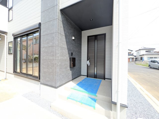 取手市戸頭　17期　新築戸建て　1号棟の玄関|お洒落な玄関ドアと洗練された外壁デザイン。家の顔にふさわしい上質な佇まいで、ご家族やお客様を迎えます。