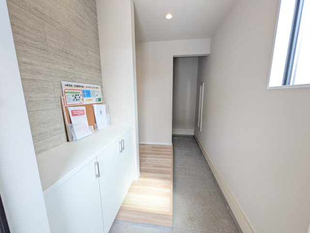 取手市戸頭　17期　新築戸建て　1号棟の玄関|家族全員の靴がスッキリ片付く大容量シューズボックス完備。
お客様を気持ちよく迎えられる、明るく清潔感あふれる玄関です。