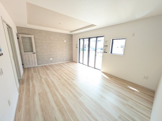 取手市戸頭　17期　新築戸建て　1号棟の居間・リビング|居心地の良いデザインと機能性を両立。ご友人を招いたり、趣味を楽しんだり、様々なシーンで活躍する団らんの中心地です。