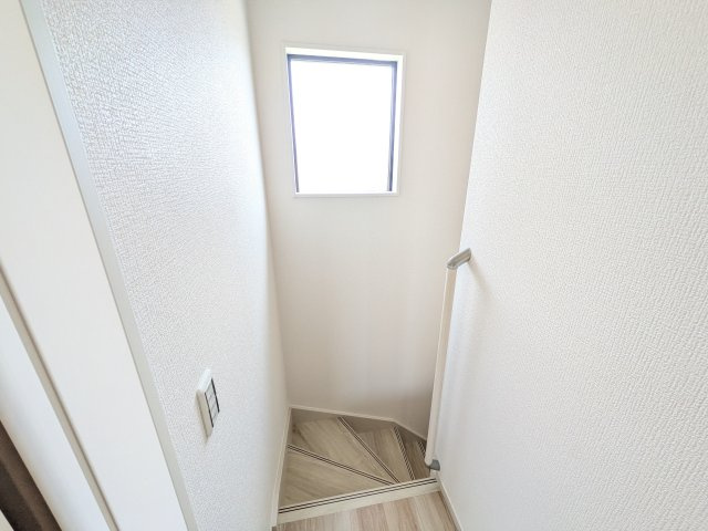 取手市戸頭　17期　新築戸建て　1号棟の内装|窓付きで明るい階段は、手すり付きでお子様からご年配の方まで安心して上り下りができます♪