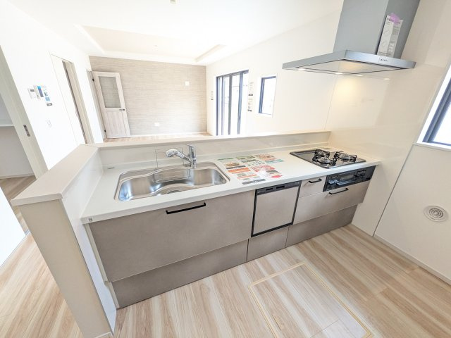 取手市戸頭　17期　新築戸建て　1号棟のキッチン|料理がもっと楽しくなる広々としたワークトップ。お手入れしやすい素材を採用し、日々の掃除もラクラクこなせます。