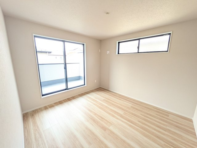 取手市戸頭　17期　新築戸建て　1号棟の洋室|バルコニーに面した２面採光で明るく開放的な洋室です。
デザイン性の高いアクセントクロスで、落ち着いた雰囲気を演出。収納力たっぷりのWIC完備で、室内をすっきりと保てます♪