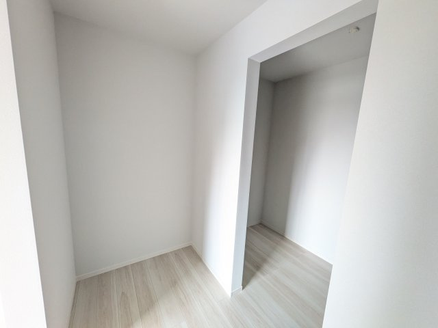 取手市戸頭　17期　新築戸建て　2号棟の収納|大容量のウォークインクローゼット。衣類はもちろん、スーツケースや季節の家電もまとめて収納でき、居室空間をすっきりと保ちます。