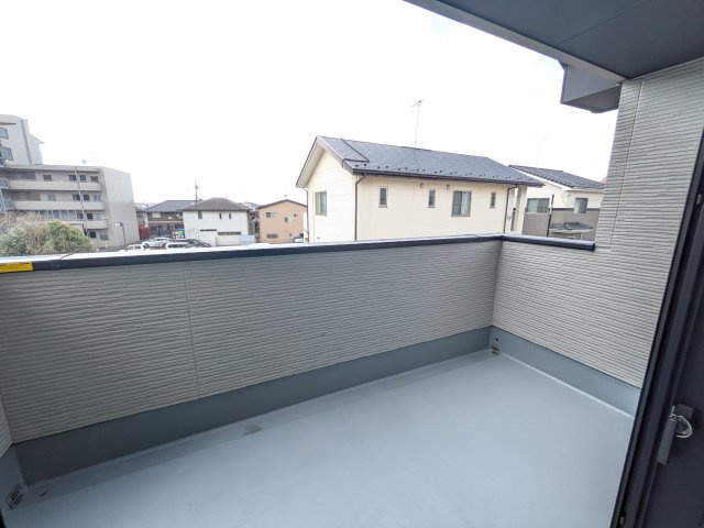取手市戸頭　17期　新築戸建て　2号棟のバルコニー|洗濯物も布団もまとめて干せるワイド設計。
広々としたワイドバルコニーで、家事の効率が上がり、日々の暮らしが快適になります。