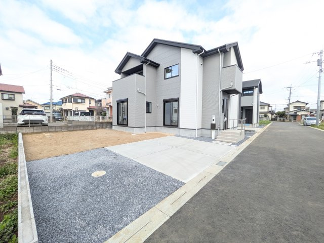 取手市戸頭　17期　新築戸建て　2号棟の外観|現地完成済で建物や駐車場、お庭も全てご覧いただけます。
陽当たりや敷地の広さをご確認できます！
本日のご見学も可能です♪
お気軽にお電話またはお問い合わせください。
