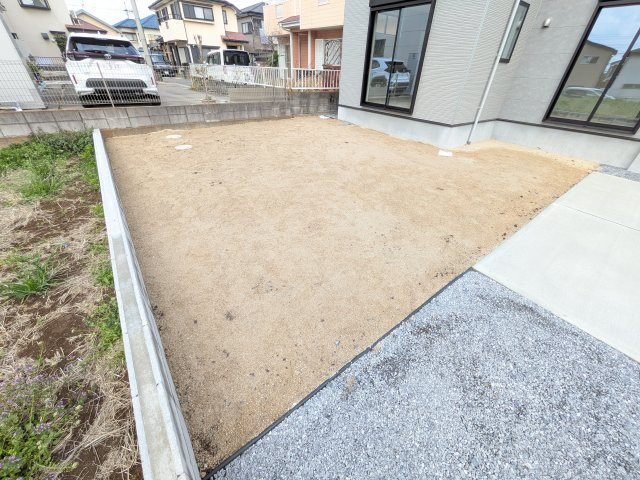 取手市戸頭　17期　新築戸建て　2号棟の庭|リビングに明るい光を届ける広々とした南庭。
お子様の遊び場やペットのスペースとしても最適です。
室内外で心地よい暮らしが叶います。