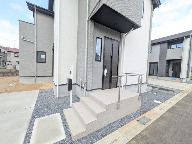 取手市戸頭　17期　新築戸建て　2号棟の玄関|お洒落な玄関ドアと洗練された外壁デザイン。家の顔にふさわしい上質な佇まいで、ご家族やお客様を迎えます。