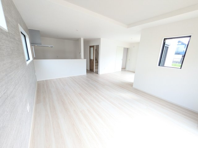 取手市戸頭　17期　新築戸建て　2号棟の居間・リビング|居心地の良いデザインと機能性を両立。ご友人を招いたり、趣味を楽しんだり、様々なシーンで活躍する団らんの中心地です。