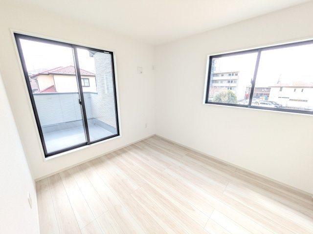 取手市戸頭　17期　新築戸建て　2号棟の洋室|たっぷり収納と明るい窓で、片付けも気持ち良くできる洋室。
お子様の「自分の部屋が欲しい」という夢を叶えます。