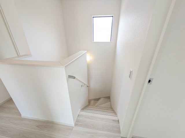 取手市戸頭　17期　新築戸建て　2号棟の内装|窓付きで明るい階段は、手すり付きでお子様からご年配の方まで安心して上り下りができます♪