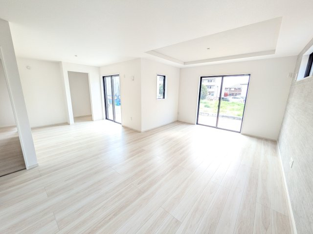 取手市戸頭　17期　新築戸建て　2号棟の居間・リビング|家族の会話が自然と弾む、広々としたゆとりのLDK。南向きの窓からたっぷりの光が射し込む明るく快適な空間です。