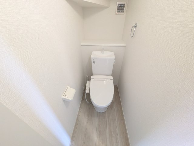 取手市戸頭　17期　新築戸建て　2号棟のトイレ|高い節水性能で、水道代を大幅にカット。環境とお財布に優しく、家計をしっかりサポートします。
もちろん温水洗浄便座付きです♪