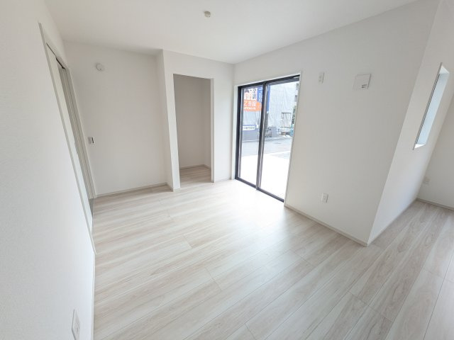 取手市戸頭　17期　新築戸建て　2号棟の洋室|リビングと繋がる多目的スペース。引き戸を開ければ広々LDK、閉じれば客間や書斎、お子様の遊び場に早変わりします。日当たりも良好です♪