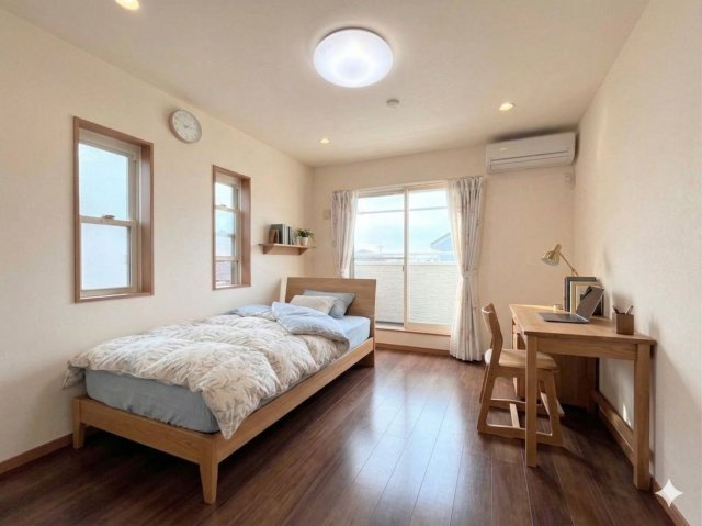 港南区芹が谷1丁目　中古戸建の居間・リビング|◆気持ちの良い風が室内へ入り込む居室。家具を配置しても広々ご利用いただけます！！(家具はイメージです)