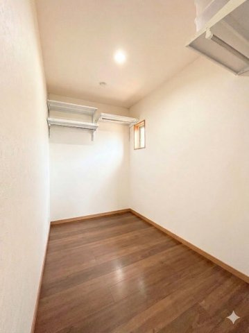 港南区芹が谷1丁目　中古戸建の収納|◆大容量のウォークインクローゼットがあれば、室内にタンスなどを置かなくて済み、室内がスッキリします！